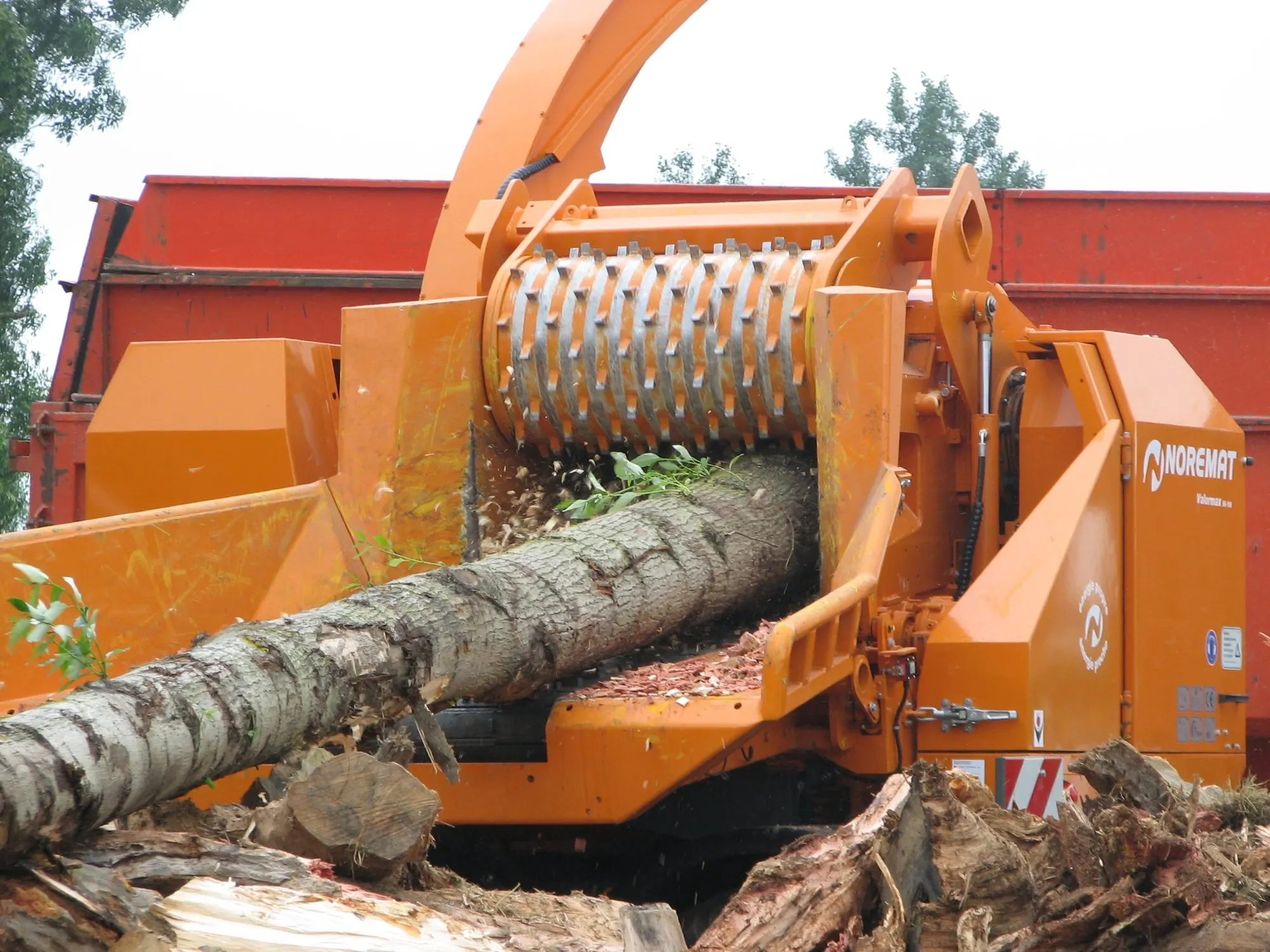Grume introduite dans le rotor d'une déchiqueteuse
