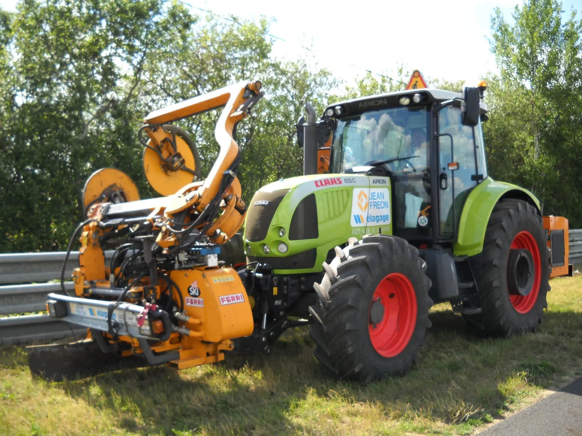 Tracteur équipé d’une faucheuse sous glissière