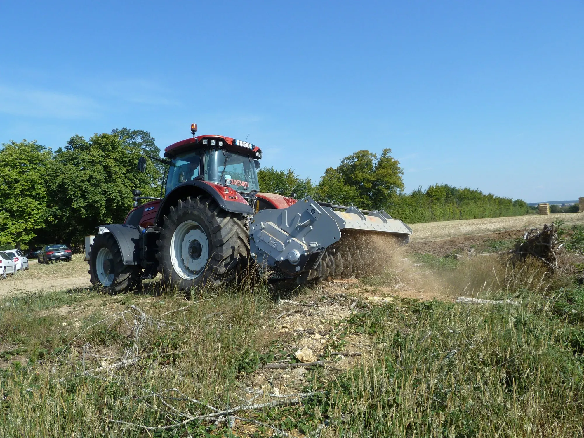 Tracteur équipé d’une grignoteuse de souches au travail