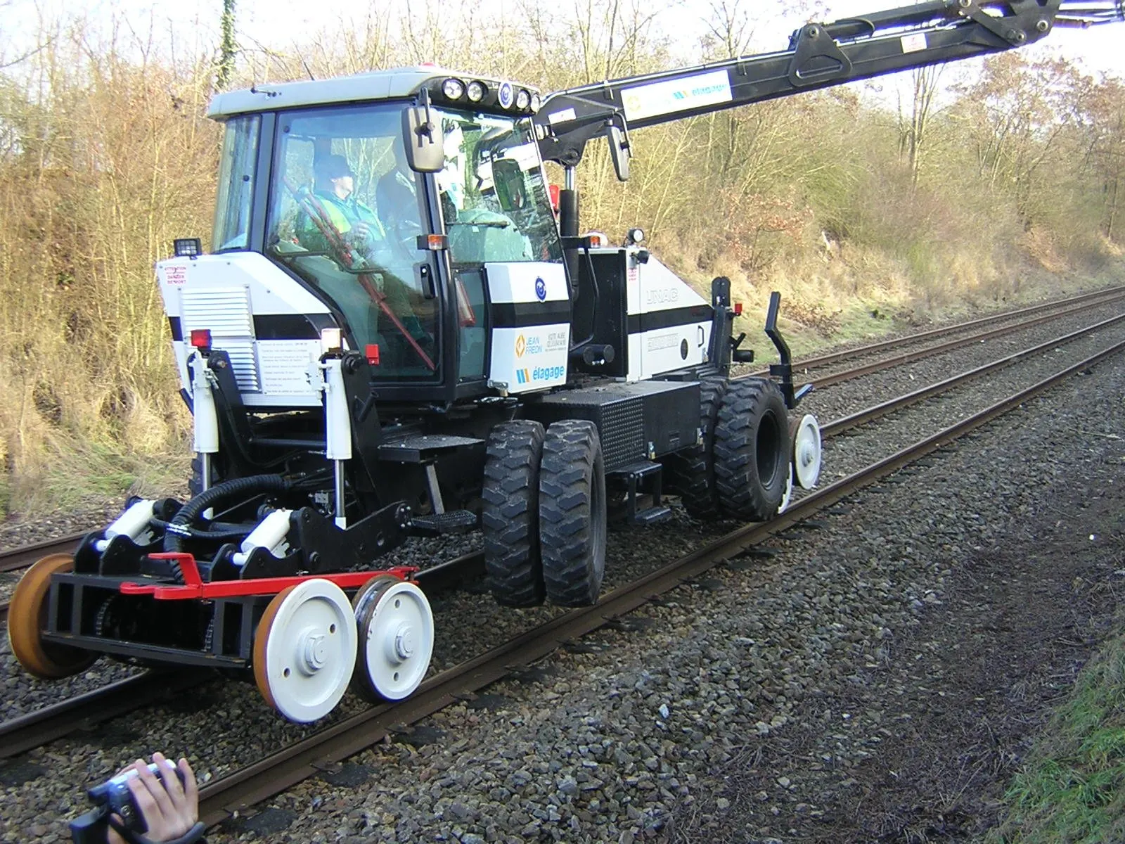 Engin rail-route sur une voie ferrée