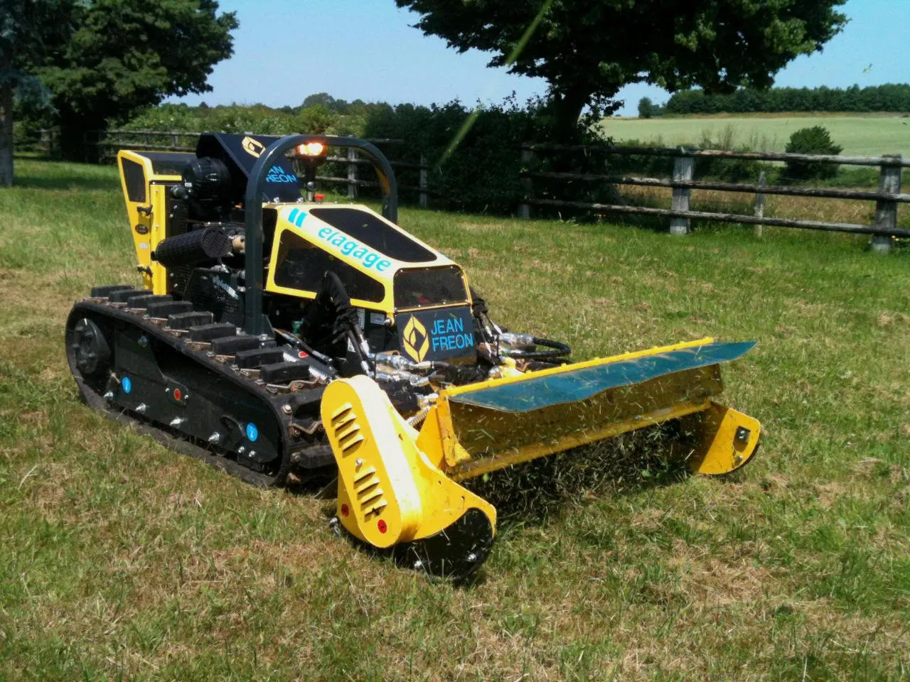 Robogreen radiocommandé, machine de fauchage sur chenilles