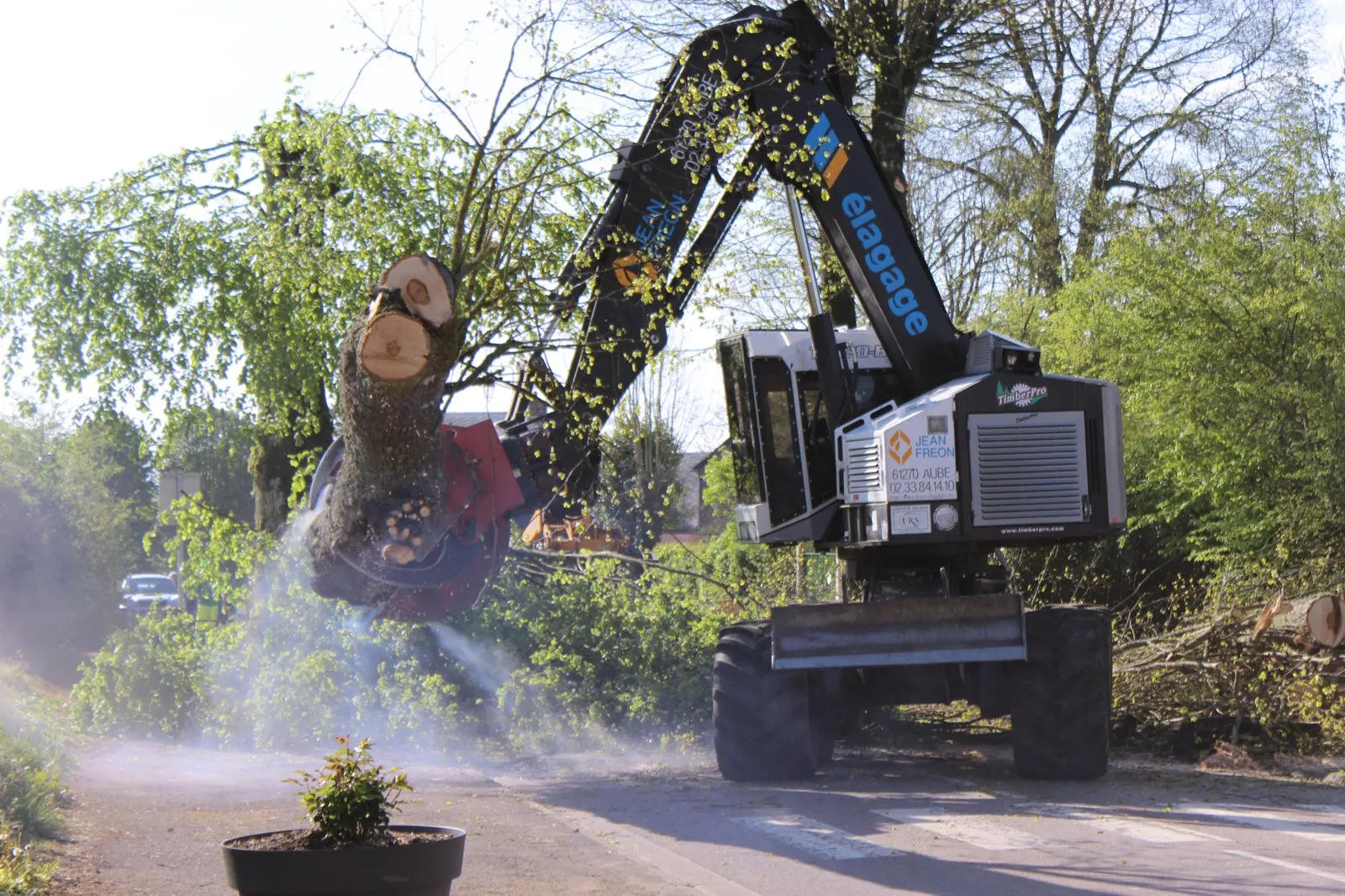 Abatteuse Timberpro déplaçant une grume