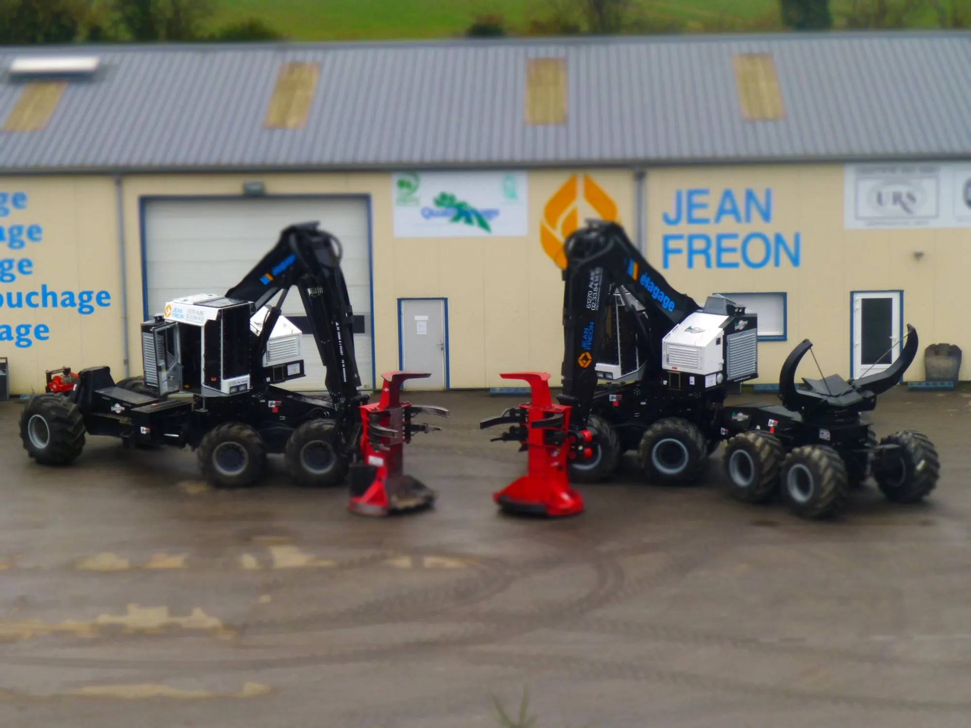 Deux abatteuses Timberpro devant le siège de Jean Fréon Élagage à Aube